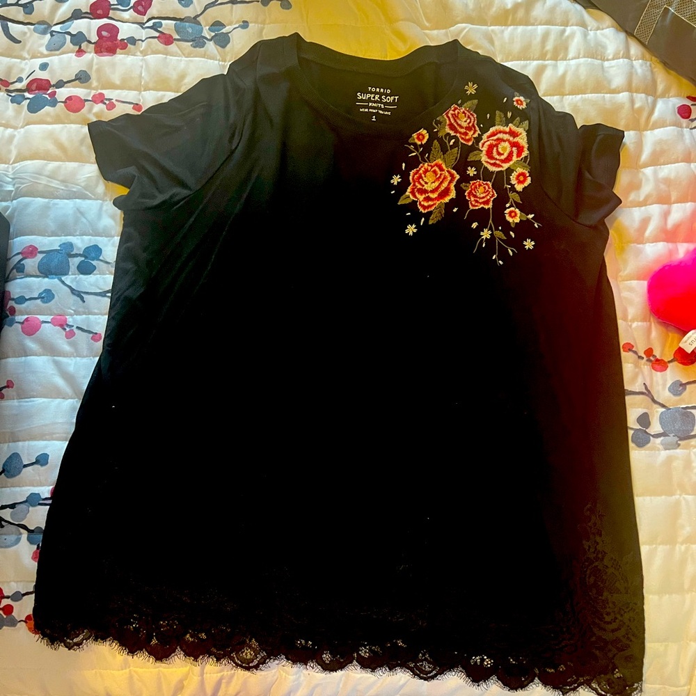 Cute black torrid t with embroidered flowers and lace trim.